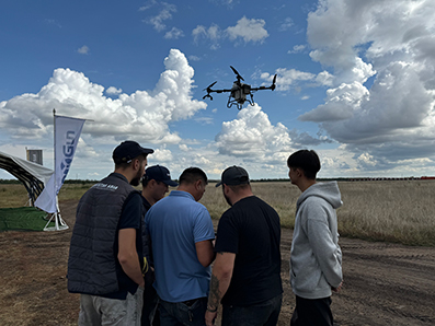 The event combined an indoor presentation with an outdoor live flight demonstration, giving farmers the opportunity to experience first-hand the efficiency and precision of drone-based crop management.